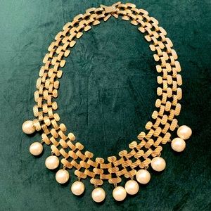 Necklace with faux pearls
